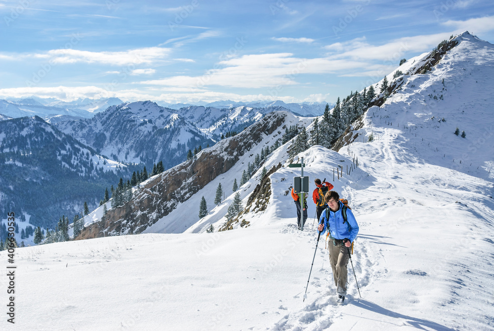 Drei Wanderer beim Aufstieg zum Stuiben im Allgäu Drei Wanderer beim Aufstieg zum Stuiben im Allgäu
