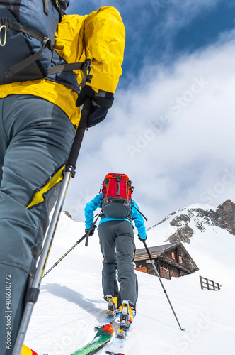 Ski-Alpinisten erreichen eine Hütte im Hochgebirge