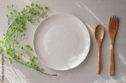 からの皿と食事セット