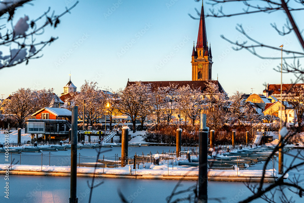 Obraz premium Radolfzell am Bodensee Winter mit blauen Himmel und Blick auf den Münster Turm 
