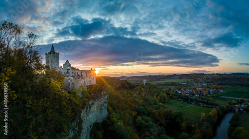 Rudelsburg und Burg Saaleck bei Sonnenuntergang
