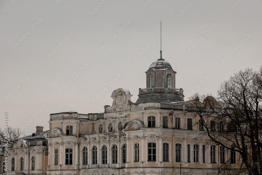 Naklejka premium A beautiful and old abandoned manor. Antique architecture. An ancient building. Winter day.