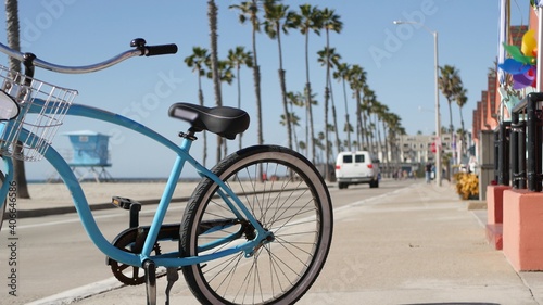 Φωτογραφία Blue bicycle, cruiser bike by ocean beach, pacific coast, Oceanside California USA