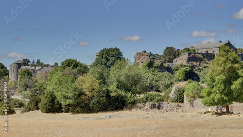 La Couvertoirade sur le plateau du Larzac photo