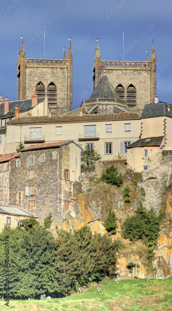 Obraz premium ville haute de Saint-Flour dans le Cantal, Auvergne