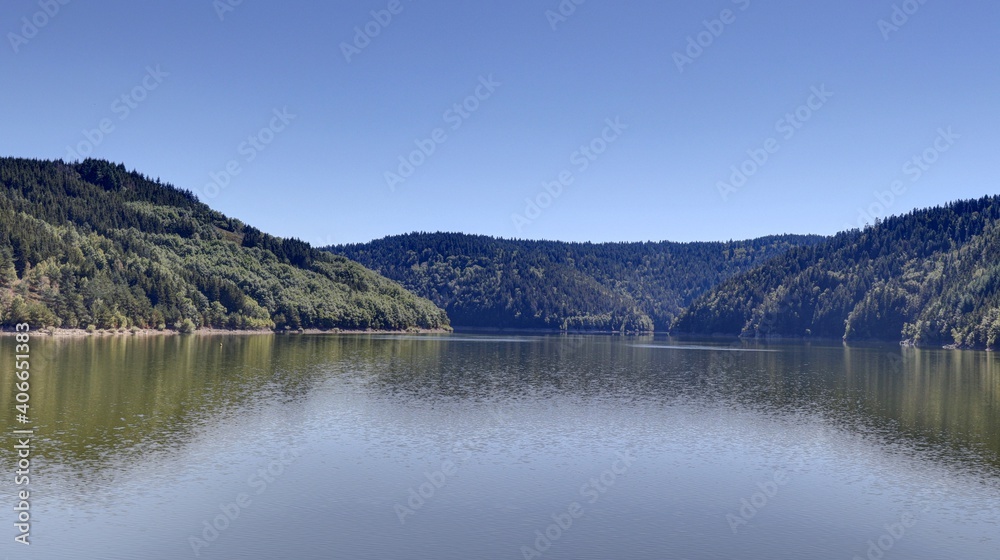 gorges de la Truyère et ruines du château d'Alleuze gorges de la Truyère et ruines du château d'Alleuze