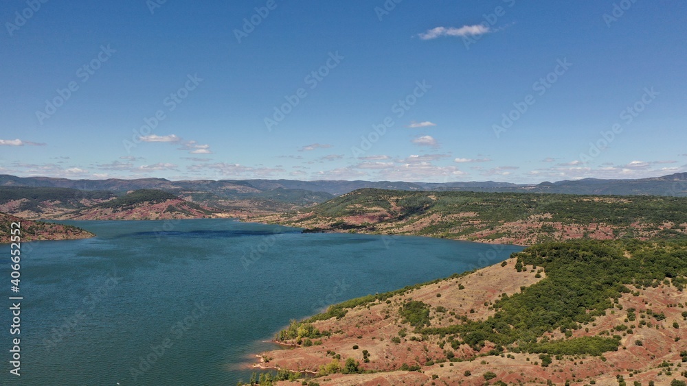 vue aérienne du lac du Salagou dans l'Hérault, sud de la France