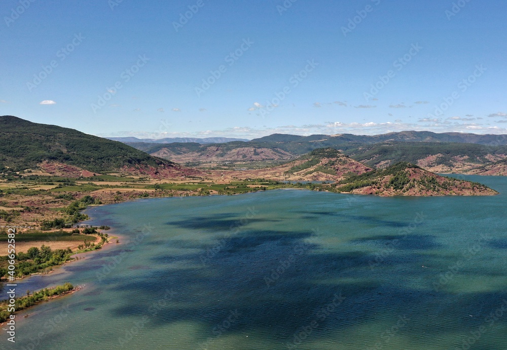 vue aérienne du lac du Salagou dans l'Hérault, sud de la France
