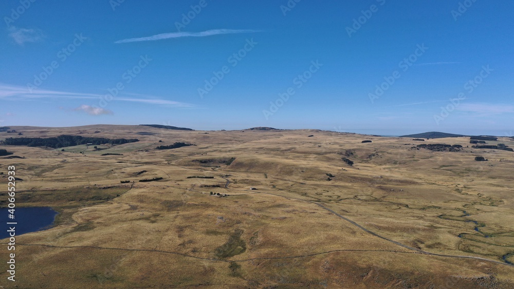 lac et cascade sur le plateau de l'Aubrac lac et cascade sur le plateau de l'Aubrac