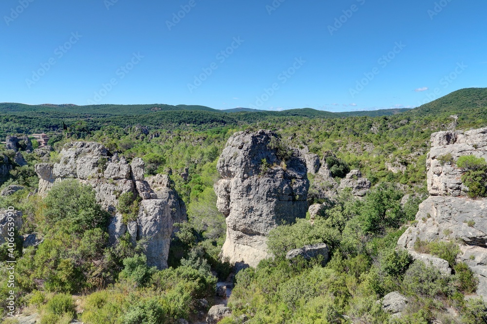 cirque de dolomites de Mourèze dans l'Hérault