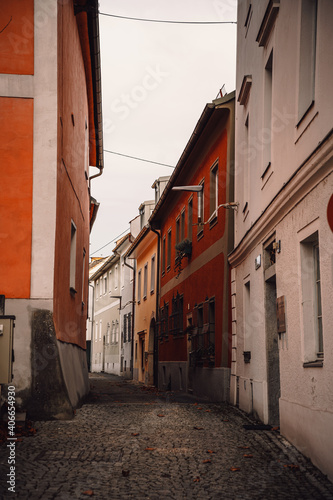 Enge Straße in Ottensheim, Österreich. photo