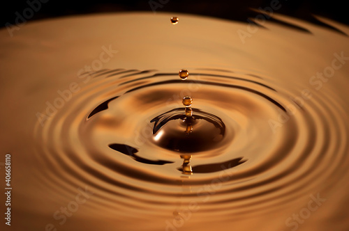 水滴の波紋 ブラウン コーヒー