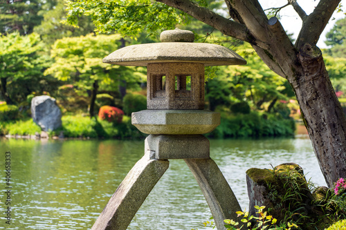 初夏の兼六園・徽軫灯籠と霞ヶ池 ※灯籠の隣のモミジは若い木に変わりました