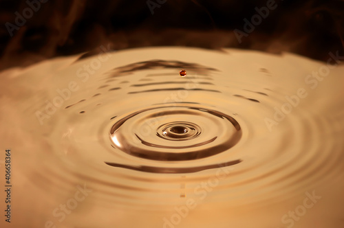 水滴の波紋 ブラウン コーヒー