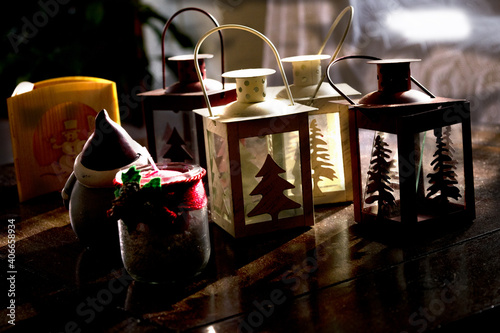 Foto Christmas lanterns in chiaroscuro