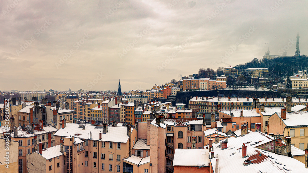Les toits de Lyon en hiver sous la neige