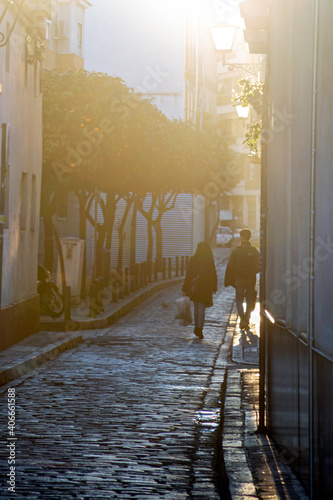 Pareja callejón atardecer Sevilla