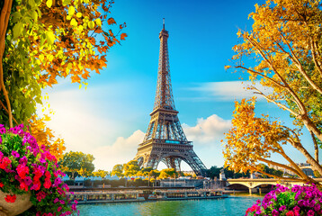Papier peint photo Paris Automne doré dans les rues parisiennes  © Givaga