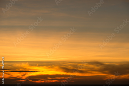 不穏な夕焼け雲