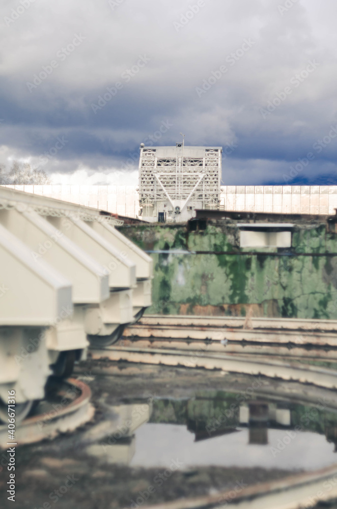 Obraz premium RATAN-600 is the world's largest radio telescope with a reflective mirror about 600 meters in diameter. Location Karachay-Cherkess Republic. Taken with a Soviet lens Helios 44-2
