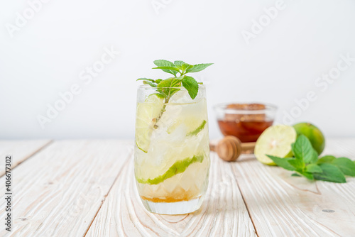 iced honey and lime soda with mint