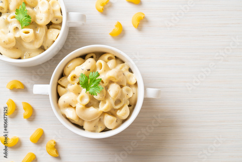 macaroni and cheese with herbs