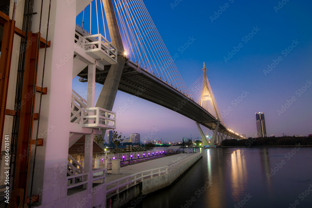 Obraz premium A bridge in the sunset