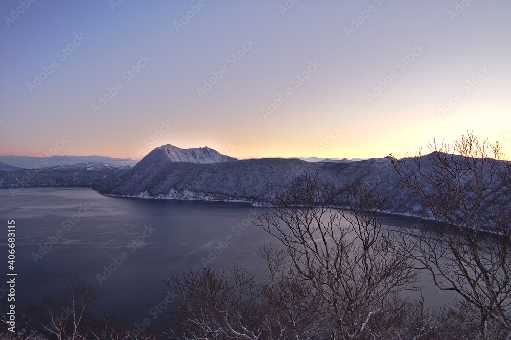淡い色合いの冬の摩周湖。北海道、日本。