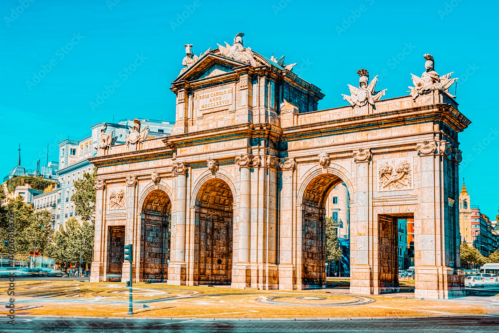 Obraz premium Gate of Alcala (Puerta de Alcala) Neo-classical monument in the