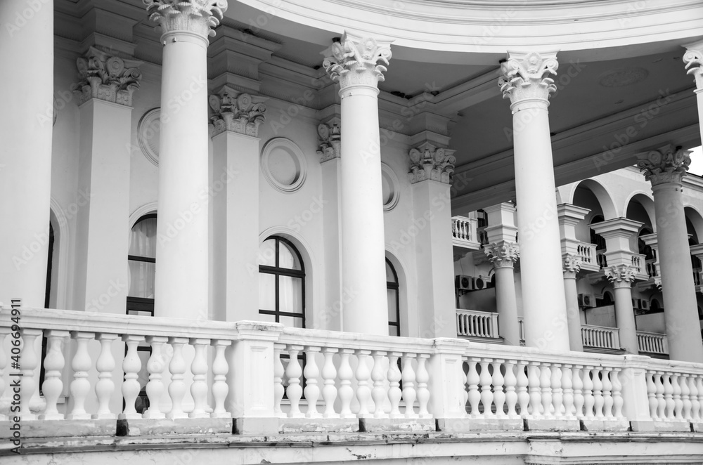 Obraz premium Architecture black and white background classical building with columns