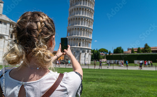 Tableau sur toile junge Frau fotografiert schiefen Turm von Pisa