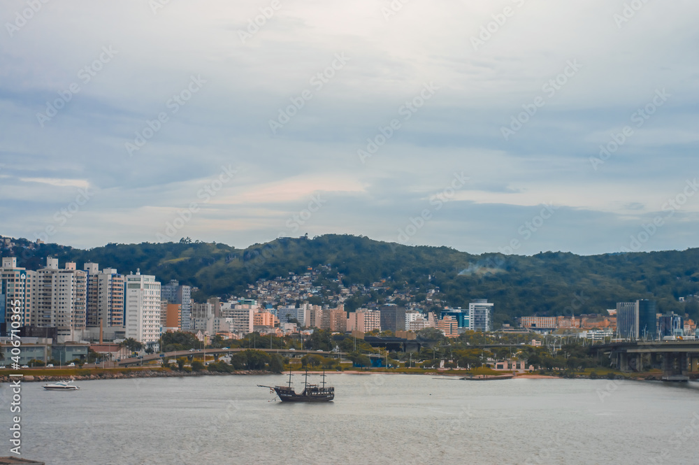 Obraz premium pirate ship in the middle of the sea