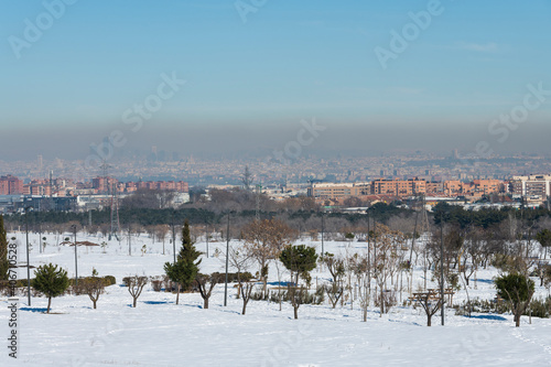 Boina de contaminación sobre Madrid después del paso de la tormenta Filomena, habiendo cubierto todo de nieve.