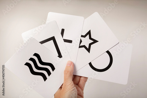 Cuadro en lienzo Mano sujetando en abanico las 5 cartas Zener de mentalismo y psicología