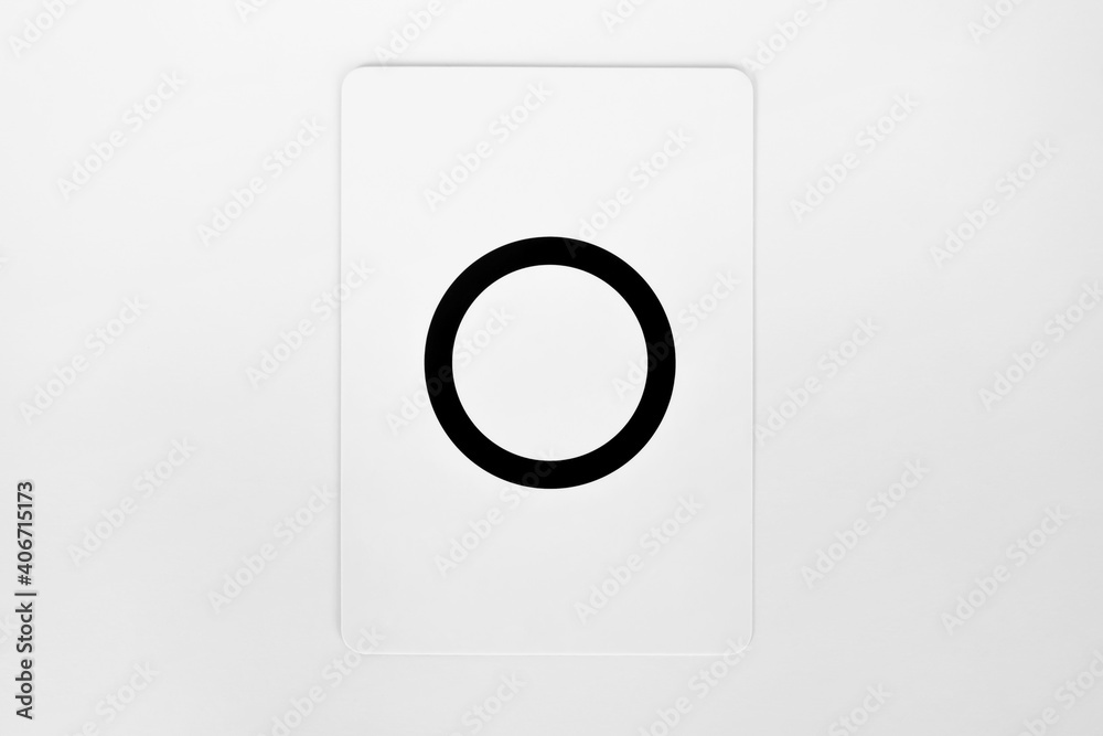 Carta de mentalismo Zener que representa un cículo. Aislado sobre fondo blanco. Carta de mentalismo Zener que representa un cículo. Aislado sobre fondo blanco.