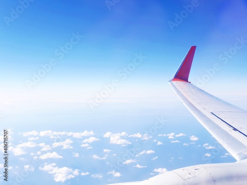 青い空と雲と飛行機の翼