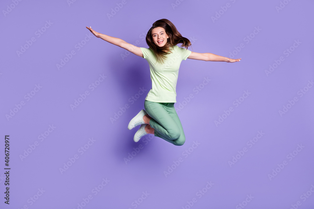 Photo portrait full body view of woman jumping up with hands spread like plane isolated on vivid violet colored background