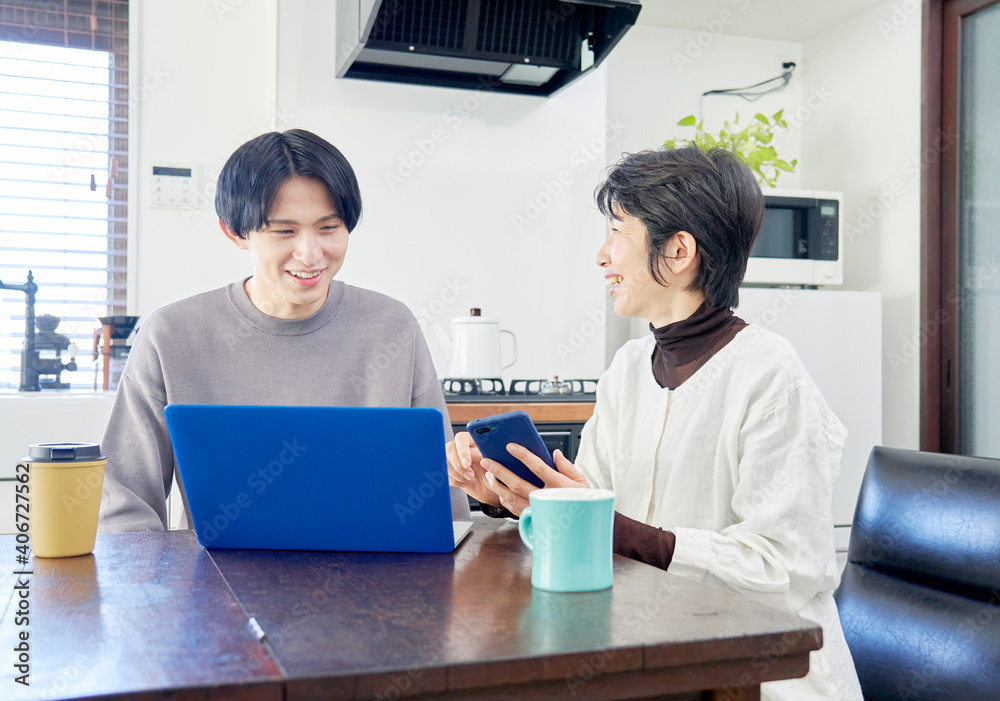 話をする母親と息子 話をする母親と息子
