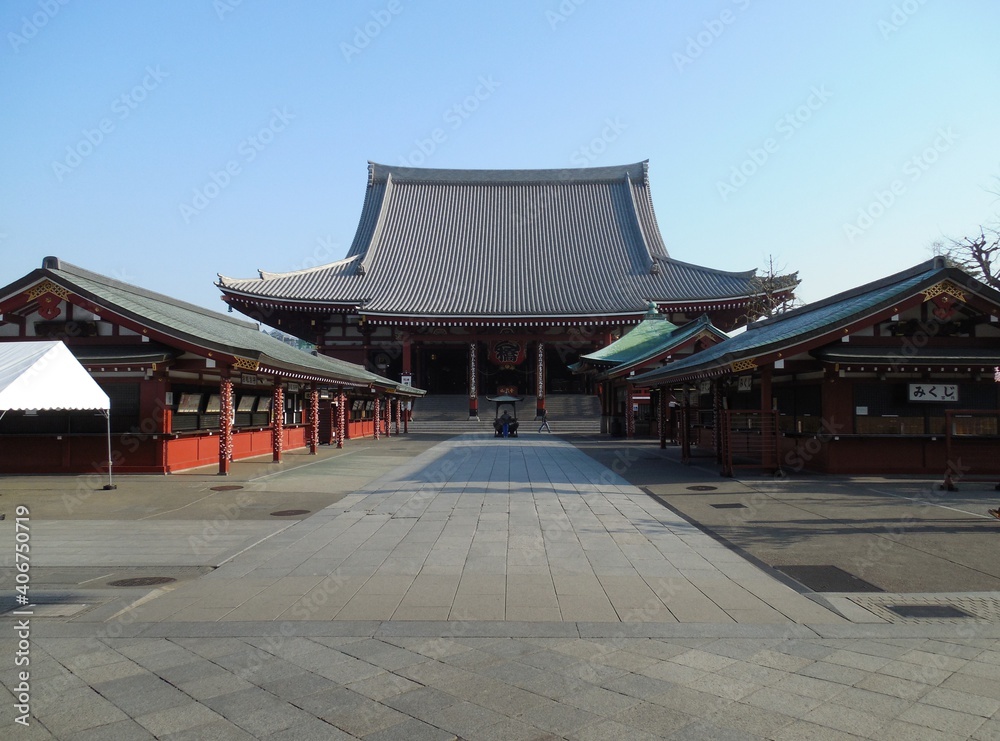 Fototapeta premium Deserted Senso-Ji Temple in Tokyo, Japan