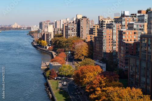 Fotografie, Tablou Roosevelt Island Skyline with Colorful Trees during Autumn in New York City