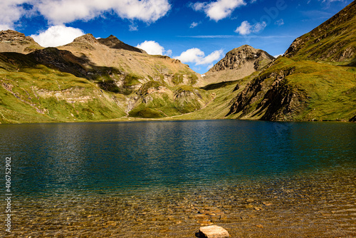Fotografija Fanealm und Wilder See in Suedtirol, Italy, Alpine pastures with a deep blue lak