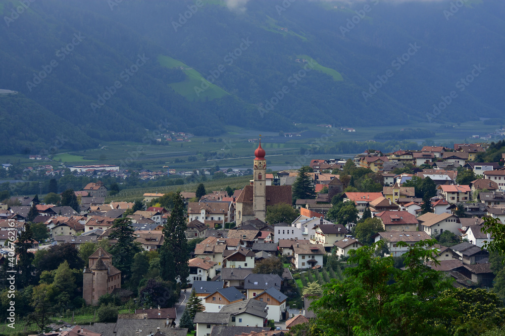Blick auf Partschins in Südtirol