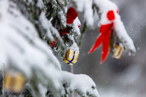 Kleines Geschenk hängt an einem Zweig mit Schnee