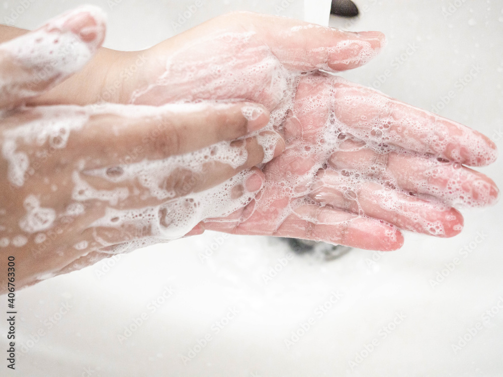 A woman cleaning hands Use hand soap until white bubbles form in the basin. A woman cleaning hands Use hand soap until white bubbles form in the basin.
