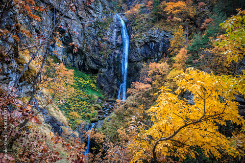 Fototapeta Naklejka Na Ścianę i Meble -  Autumn waterfall in Bulgaria Ovcharchenski Waterfall