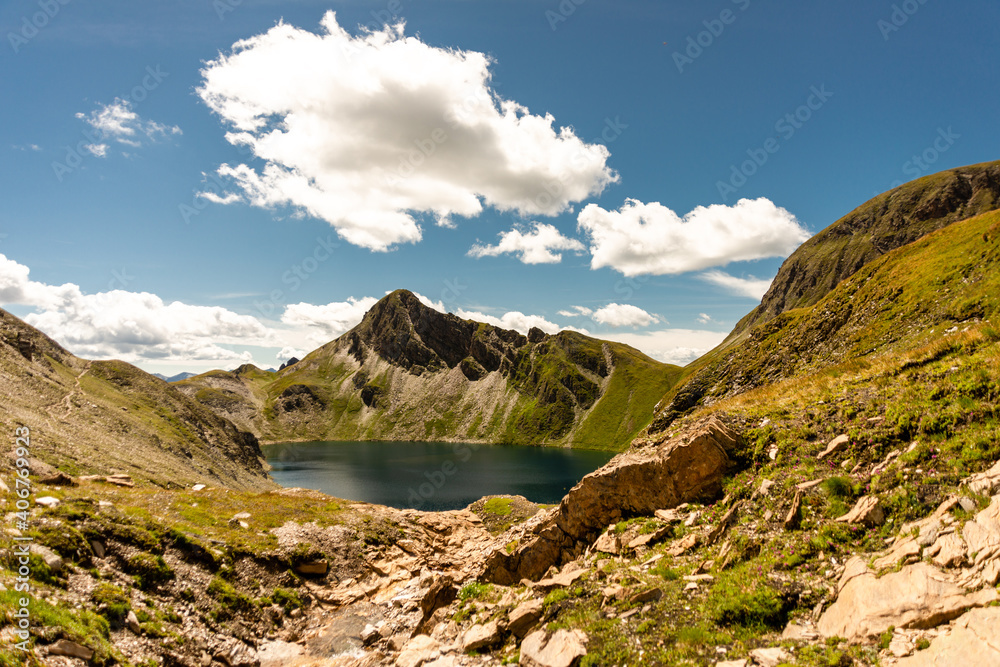 Fototapeta premium Fanealm und Wilder See in Suedtirol, Italy,