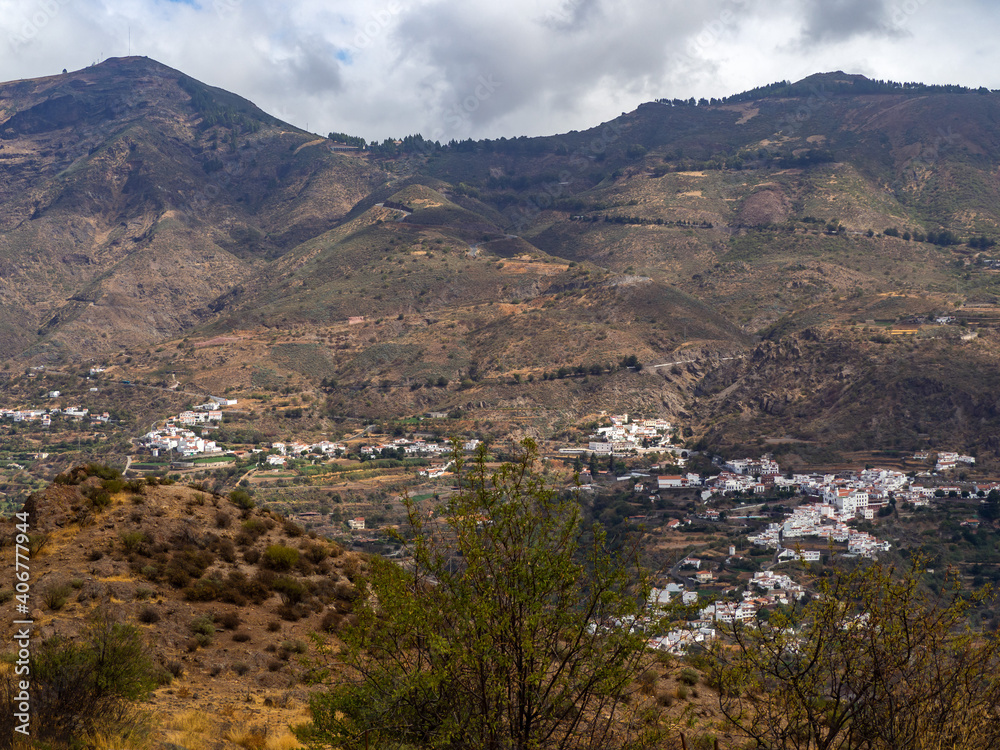 Blick von den Gipfeln auf eine Stadt im Tal Blick von den Gipfeln auf eine Stadt im Tal