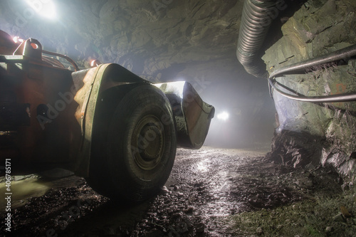 Fotografija Underground gold ore mine shaft tunnel gallery passage with load, haul, dump mac