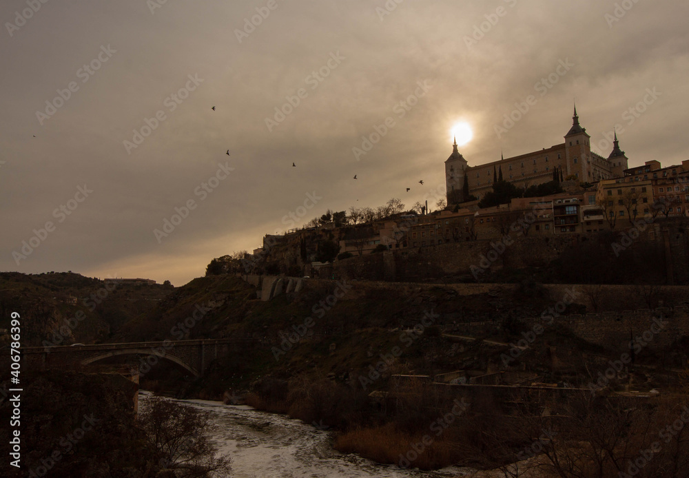 Vistas del Alcázar de Toledo en un atardecer tenebroso