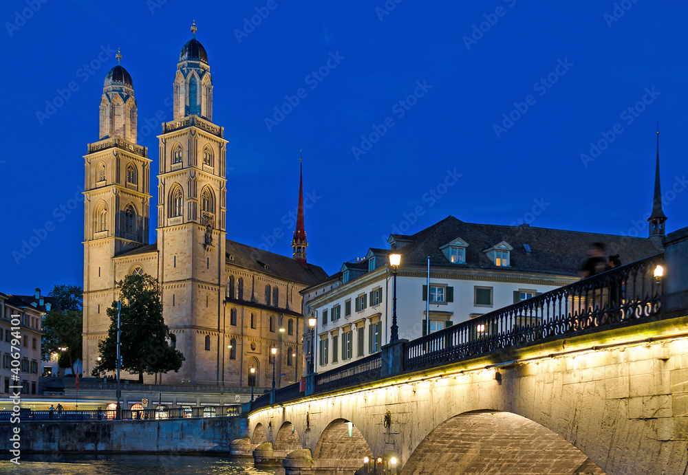 Obraz premium Iconic view of the Romanesque Grossmunster church in Zurich, Switzerland at night